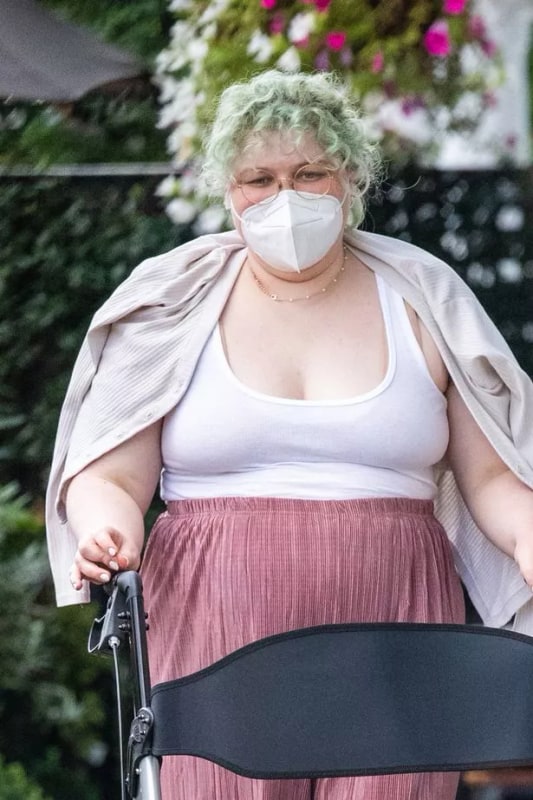 0_pay Exclusive Jonathan Rosss Daughters Honey And Betty Ross Spotted Leaving A Nail Salon In Hampstead