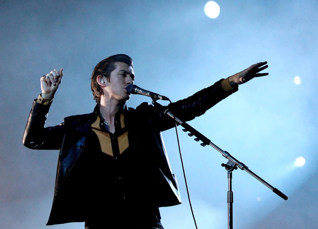 Alex Turner Tijdens Een Concert Van Arctic Monkeys In Bogota