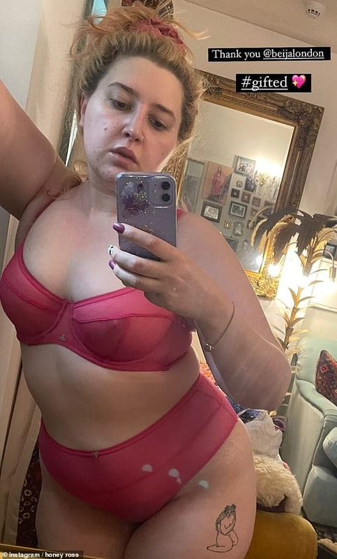 43221853 0 Amazing_jonathan_ross_daughter_honey_24_displayed_her_curves_on_ A 48_1621867840510
