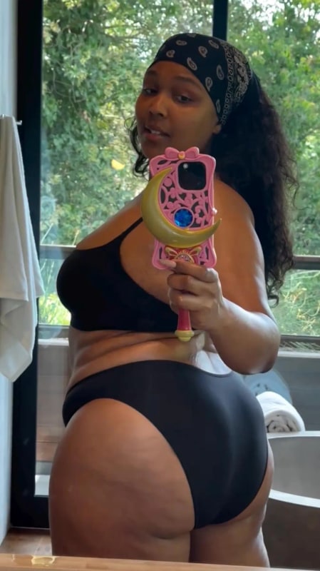 1 Lizzo Shows Off Her Figure In Her Bra And Underwear