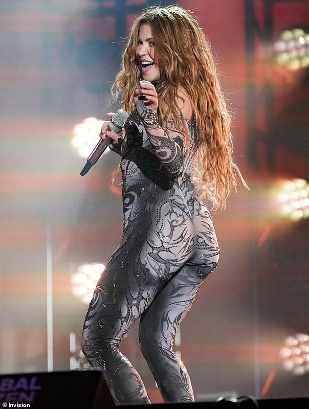 102513095 15141283 The_hips_don_t_lie_songstress_flaunted_her_shapely_derriere_to_t M 75_1759029392086