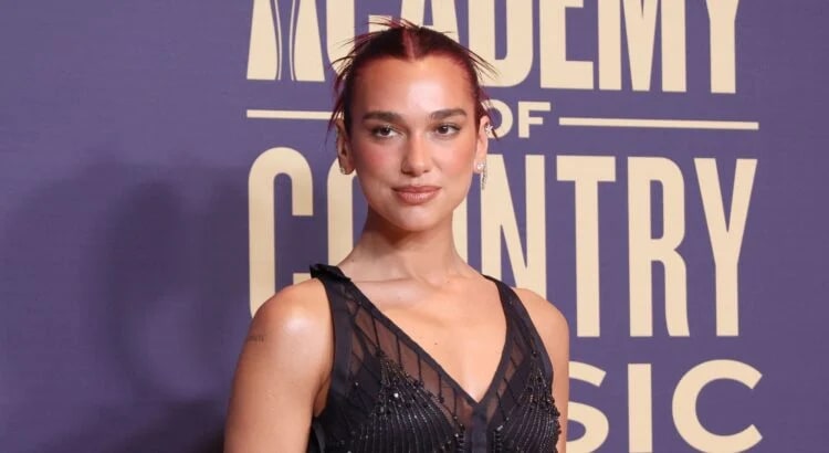 Dua Lipa Plus Sexy Que Jamais Dans Un T Shirt Sans Soutien Gorge Qui Laisse Peu De Place Au Doute 750x410
