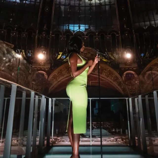 Aya Nakamura Canon En Robe Jaune Sous La Coupole Des Galeries Lafayette 