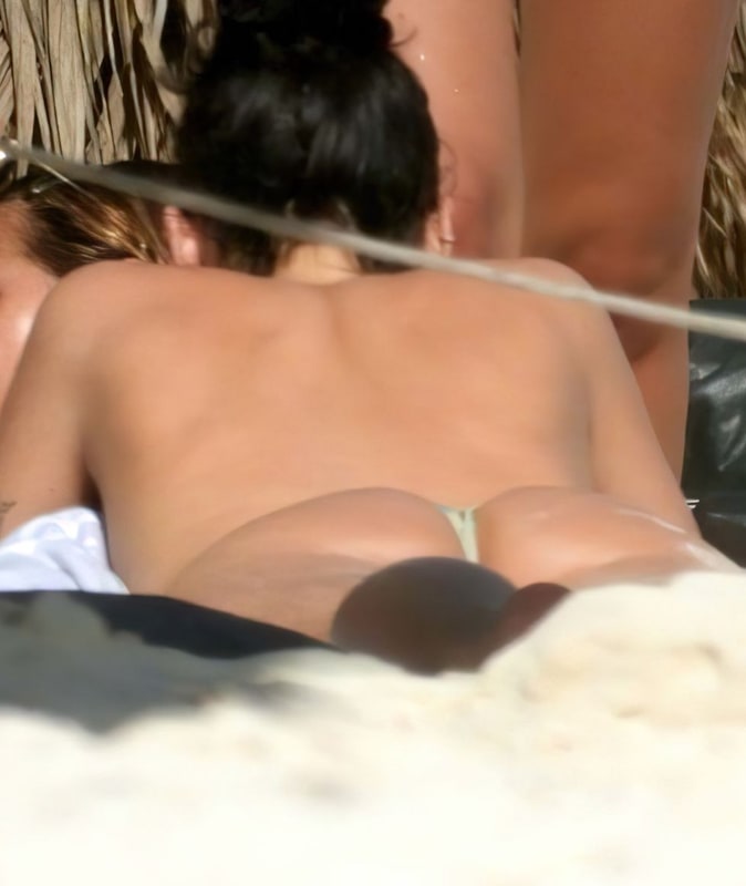 Dua_lipa_ass_bikini_3