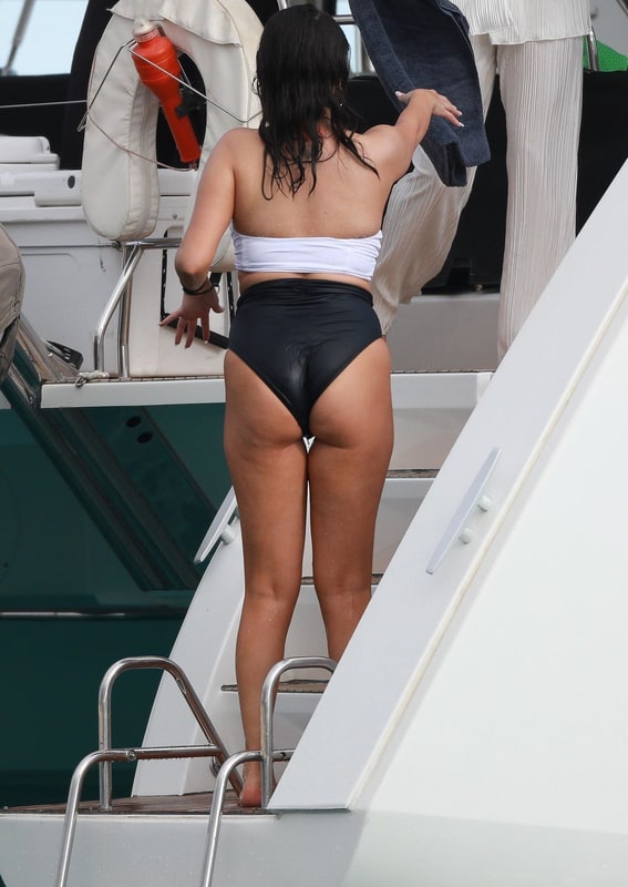 Selena Gomez Big Ass In Bikini 2