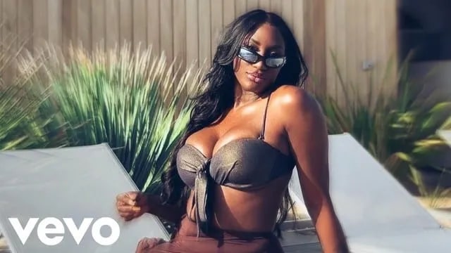 Aya Nakamura En Pleine Fin Du Monde Dans Le Clip Explosif Cest Cuit