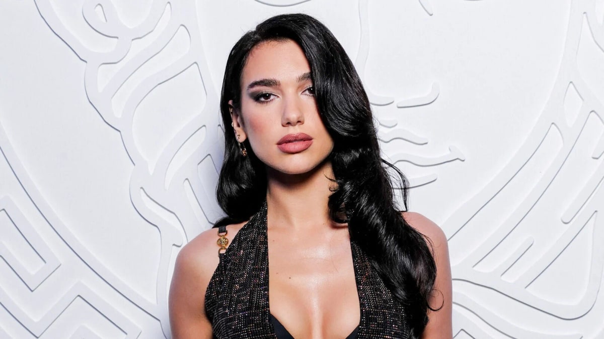 Dua Lipa Sexy Petite Tenue Dans Jardin Plein Hiver