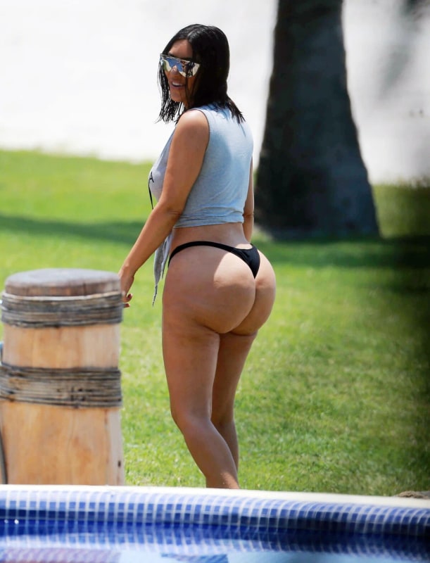 3255463 Exclusif Kim Kardashian En Vacances Au 1200x0 3