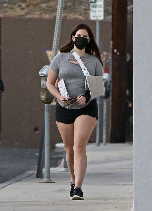 Lana Del Rey In Light Grey Teeat And Pair Of Black Mini Shorts Hugo S Tacos In La 12 26 2020 0