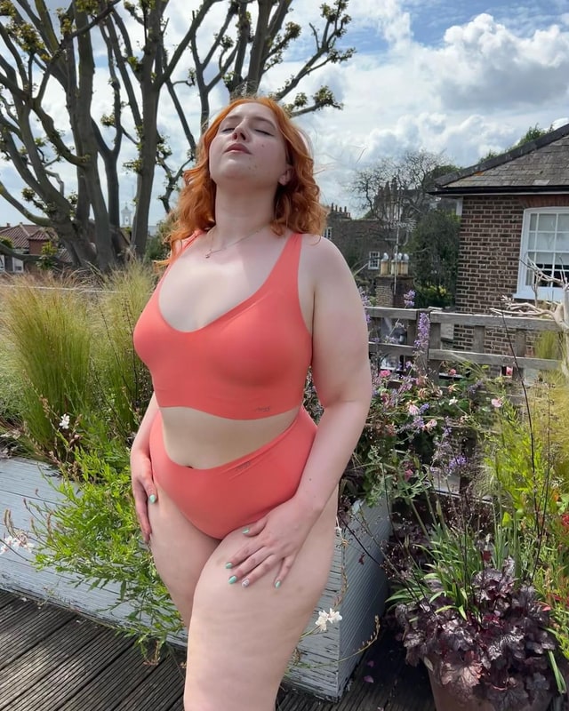 3_jonathan Ross Daughter Honey Wows As She Slips Curves Into Skintight Two Piece